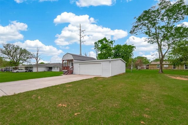 109 Queens Court, Baytown, TX 77520