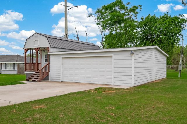 109 Queens Court, Baytown, TX 77520