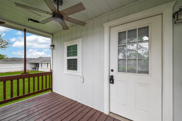 109 Queens Court, Baytown, TX 77520