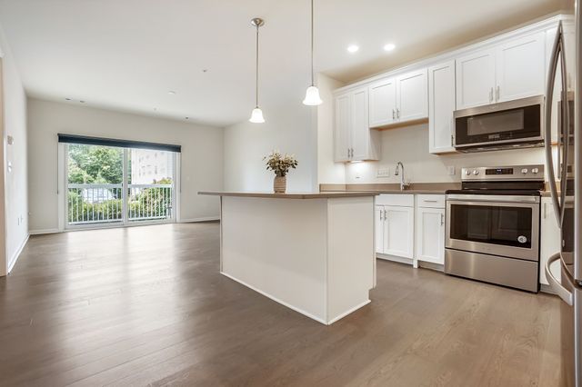 1102 Pennington Drive 1102, Walpole, MA 02081