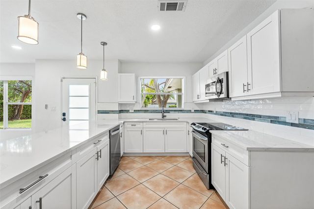 3203 Dover Rd, Pompano Beach, FL 33062