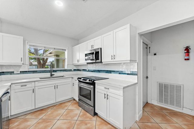 3203 Dover Rd, Pompano Beach, FL 33062