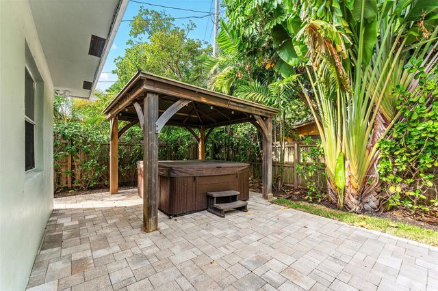 3203 Dover Rd, Pompano Beach, FL 33062