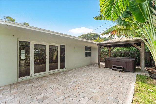 3203 Dover Rd, Pompano Beach, FL 33062