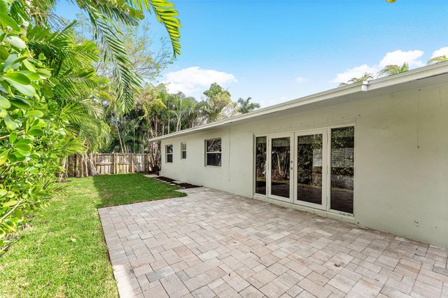 3203 Dover Rd, Pompano Beach, FL 33062