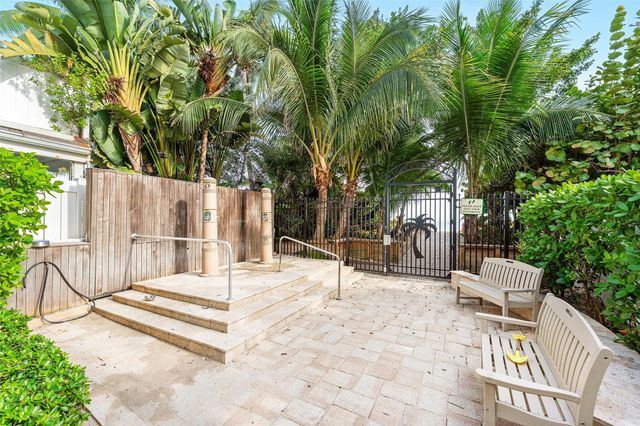 3203 Dover Rd, Pompano Beach, FL 33062