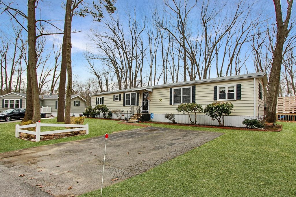 71 Cynthia Circle, Seabrook, NH 03874