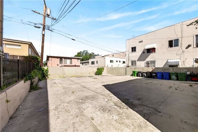 139 S Manhattan 145, Los Angeles, CA 90004