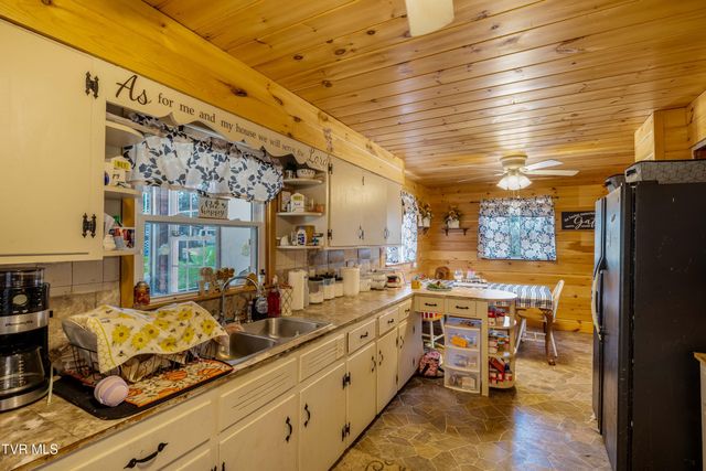 288 Arnold Road, Mountain City, TN 37683