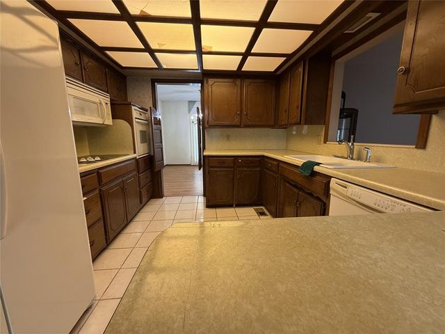 9216 NW Lansbrook Lane, Oklahoma City, OK 73132