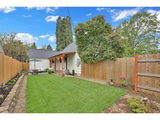 2210 ROOSEVELT Blvd, Eugene, OR 97402