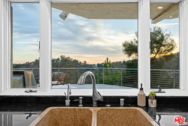 1121 Roberto Lane, Los Angeles, CA 90077