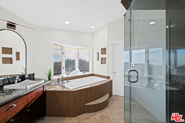 1121 Roberto Lane, Los Angeles, CA 90077