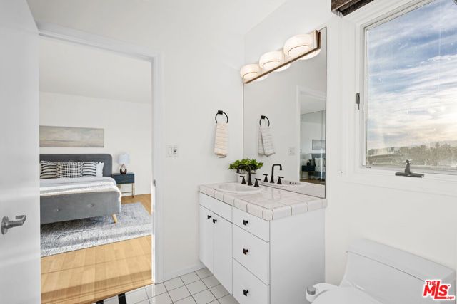 1121 Roberto Lane, Los Angeles, CA 90077