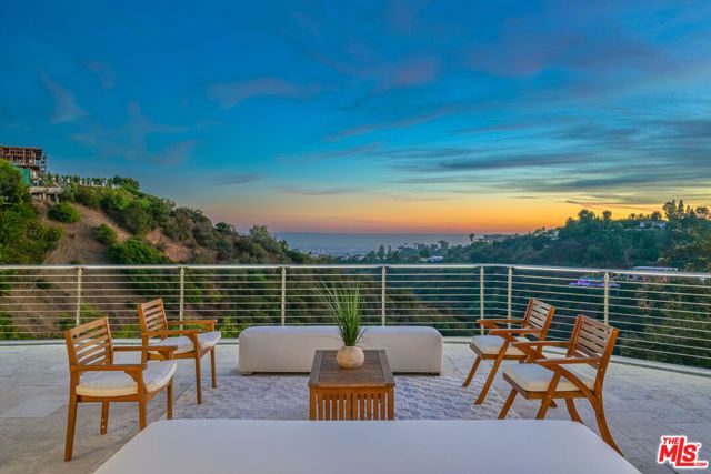 1121 Roberto Lane, Los Angeles, CA 90077