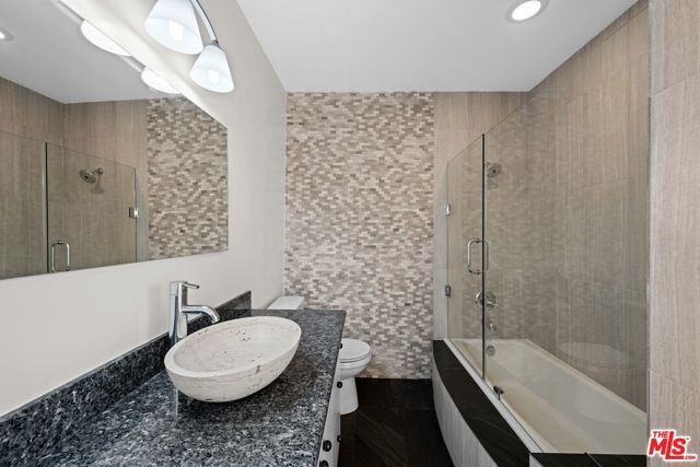 1121 Roberto Lane, Los Angeles, CA 90077