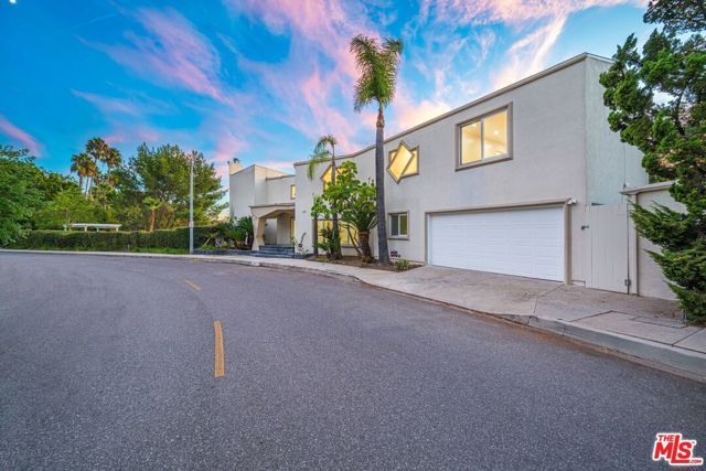 1121 Roberto Lane, Los Angeles, CA 90077