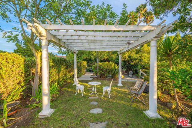 1121 Roberto Lane, Los Angeles, CA 90077