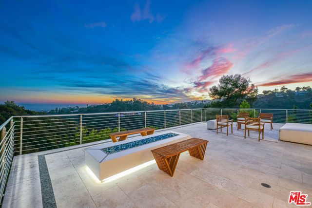 1121 Roberto Lane, Los Angeles, CA 90077