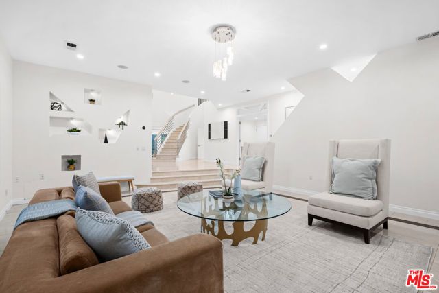 1121 Roberto Lane, Los Angeles, CA 90077