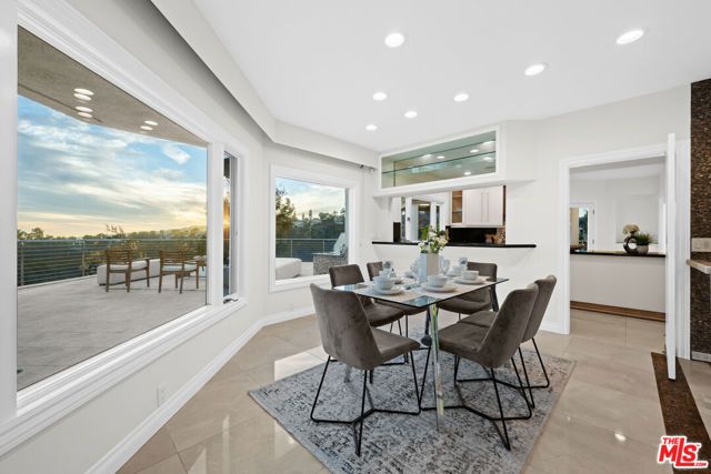 1121 Roberto Lane, Los Angeles, CA 90077