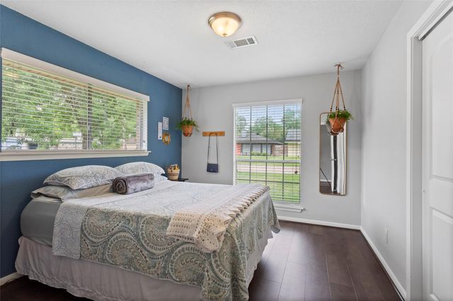 908 Morningside Court, Friendswood, TX 77546