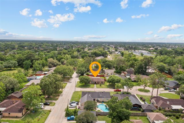 908 Morningside Court, Friendswood, TX 77546