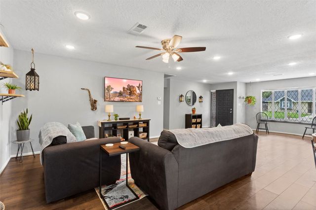 908 Morningside Court, Friendswood, TX 77546