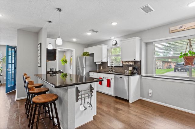 908 Morningside Court, Friendswood, TX 77546