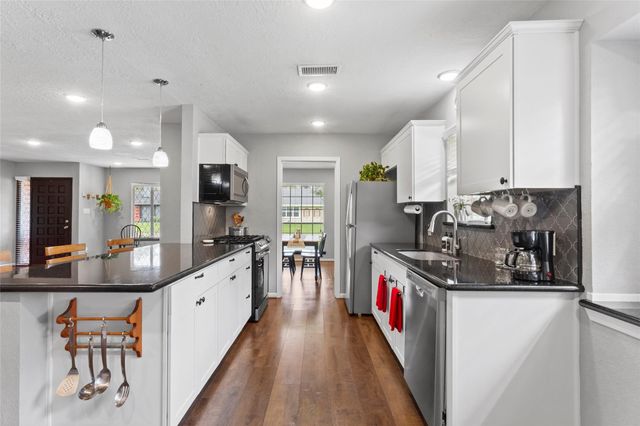 908 Morningside Court, Friendswood, TX 77546