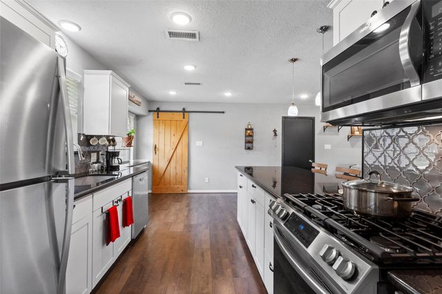 908 Morningside Court, Friendswood, TX 77546