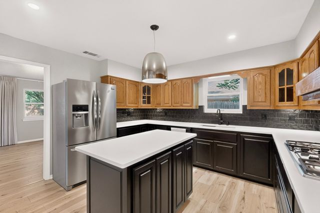1702 Surrey Circle, Grand Prairie, TX 75050