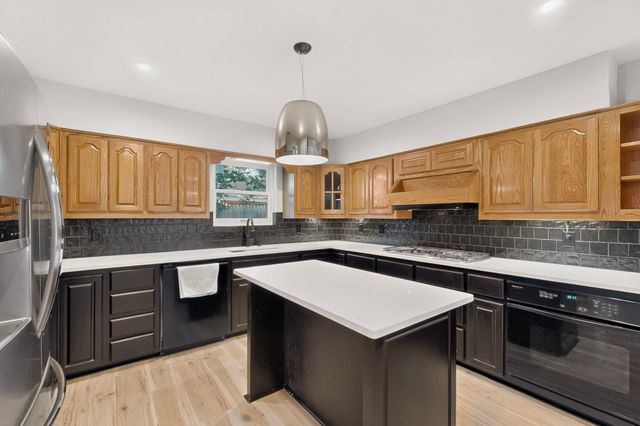 1702 Surrey Circle, Grand Prairie, TX 75050