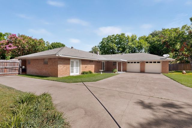 1702 Surrey Circle, Grand Prairie, TX 75050