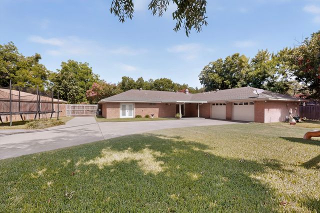 1702 Surrey Circle, Grand Prairie, TX 75050