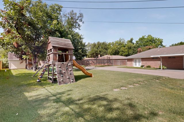 1702 Surrey Circle, Grand Prairie, TX 75050