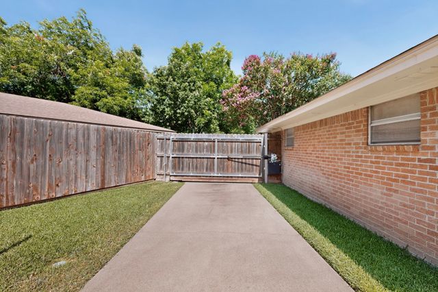 1702 Surrey Circle, Grand Prairie, TX 75050