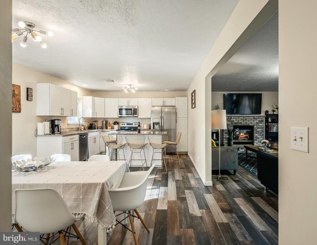 2127 WARWICK CIR, Tobyhanna, PA 18466