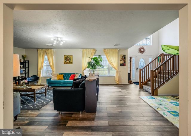 2127 WARWICK CIR, Tobyhanna, PA 18466