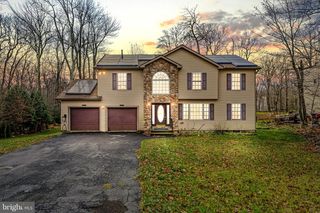 2127 WARWICK CIR, Tobyhanna, PA 18466