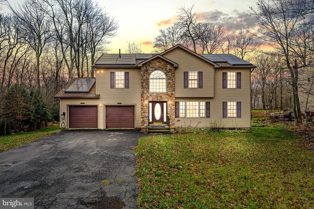 2127 WARWICK CIR, Tobyhanna, PA 18466