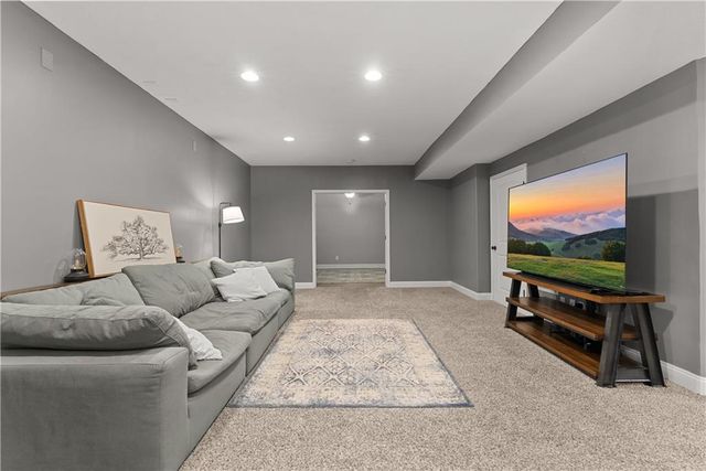 503 NE Legacy Wood Circle, Lee's Summit, MO 64086