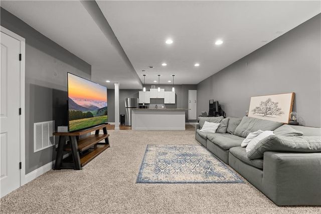 503 NE Legacy Wood Circle, Lee's Summit, MO 64086