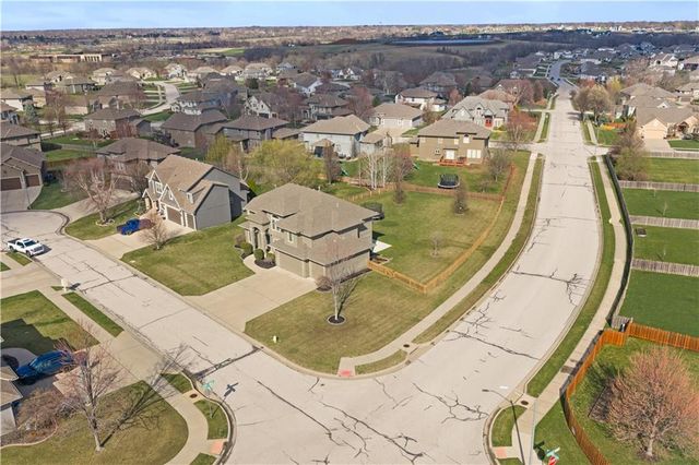 503 NE Legacy Wood Circle, Lee's Summit, MO 64086