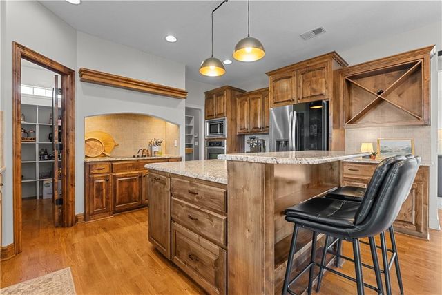 503 NE Legacy Wood Circle, Lee's Summit, MO 64086