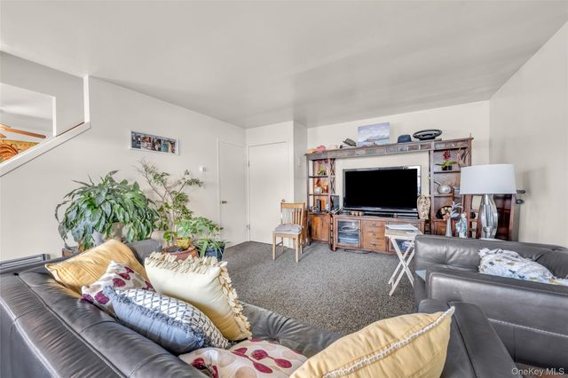 290 Lowndes Avenue C, Huntington Station, NY 11746