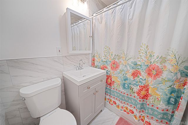 290 Lowndes Avenue C, Huntington Station, NY 11746