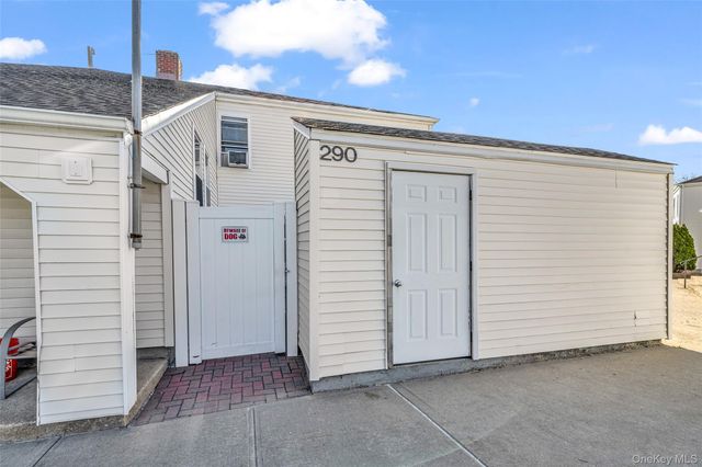 290 Lowndes Avenue C, Huntington Station, NY 11746