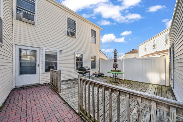 290 Lowndes Avenue C, Huntington Station, NY 11746