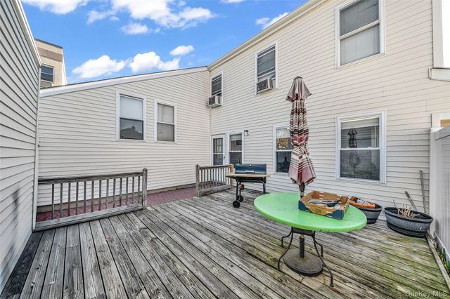 290 Lowndes Avenue C, Huntington Station, NY 11746